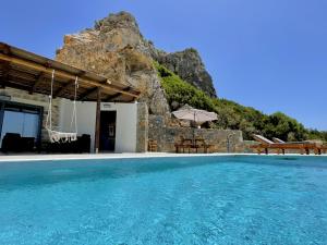 Bazén v ubytování Ocean Bliss Villa, By Hellocrete nebo v jeho okolí