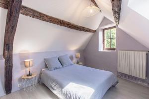 Ένα ή περισσότερα κρεβάτια σε δωμάτιο στο Maison en pierres au coeur du village médiéval de Villeneuve