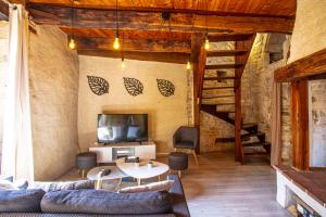 Μια τηλεόραση ή/και κέντρο ψυχαγωγίας στο Maison en pierres au coeur du village médiéval de Villeneuve