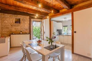 Η κουζίνα ή μικρή κουζίνα στο Maison en pierres au coeur du village médiéval de Villeneuve