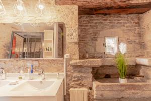 Ένα μπάνιο στο Maison en pierres au coeur du village médiéval de Villeneuve +50 φωτογραφίες