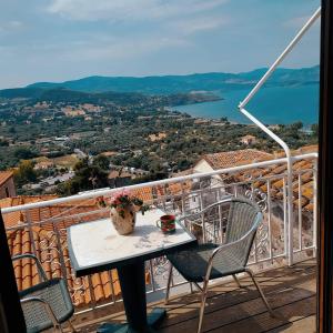 einen Tisch und Stühle auf einem Balkon mit Aussicht in der Unterkunft Dimitra House in Mythimna