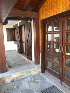 an entrance to a house with wooden doors at Accogliente appartamento in centro Champoluc in Champoluc