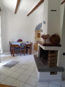 Casa Mandarino Forio Ischia في ايسكيا: غرفة معيشة مع طاولة ومدفأة