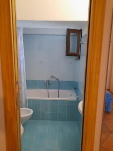 Casa Mandarino Forio Ischia في ايسكيا: حمام مع حوض ومرحاض ومغسلة