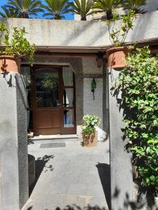 een toegang tot een huis met een houten deur bij Casa Mandarino Forio Ischia in Ischia