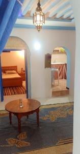 um quarto com uma cama e uma mesa num quarto em 2 bedrooms apartement with terrace and wifi at Tunis 4 km away from the beach em Tunes