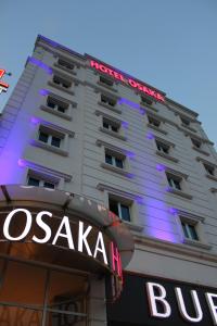 budynek hotelowy z znakiem przed nim w obiekcie Hotel Osaka Airport w Stambule