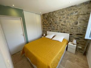 Katil atau katil-katil dalam bilik di Mas de charme avec piscine chauffée