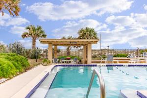 einen Pool mit Pavillon und Pool in der Unterkunft Beachcomber 301, 2 Bedrooms, Near Mayo Clinic, Sleeps 4, Pool in Jacksonville Beach