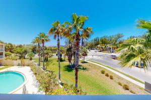 einen Luftblick auf ein Resort mit einem Pool und Palmen in der Unterkunft Beach & Gulf Escape in Holmes Beach