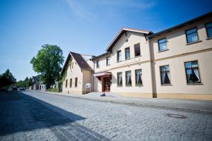 a cobblestone street in front of a building at Parkhotel Wörlitz in Oranienbaum-Wörlitz
