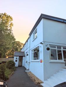 ein weißes Gebäude mit einer Tür und einem Flur in der Unterkunft Cottage Court Hotel in Tenby