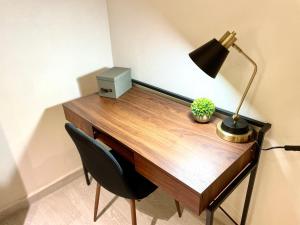 un escritorio con una lámpara y una planta en Condesa Lives en Ciudad de México