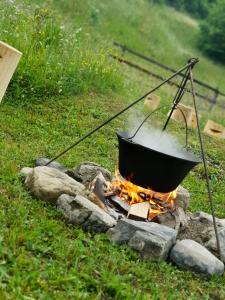 a pot on top of a camp fire at Black Valley House in Gura Humorului