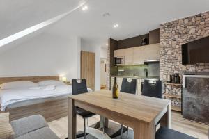 Postel nebo postele na pokoji v ubytování Family Apartments Klínovec