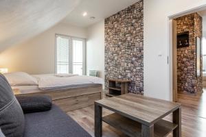 Postel nebo postele na pokoji v ubytování Family Apartments Klínovec