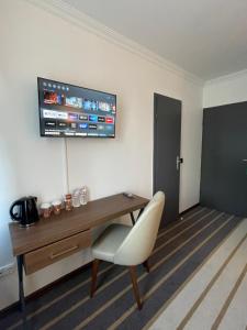 A television and/or entertainment center at Hotel Casa Andalucia