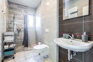 Koupelna v ubytování Family Apartments Klínovec