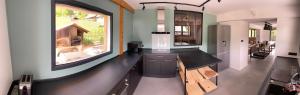 eine Küche mit einer Arbeitsplatte und einem Fenster in der Unterkunft CHALET LA FOUGERE 15 personnes 180m2 bauges Savoie Thoiry in Thoiry