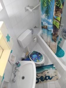 un baño con inodoro y lavabo en Kamari Beach guest house, en Keramídhion 43 fotos más