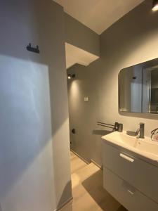 łazienka z umywalką i lustrem w obiekcie Home Demetra w mieście Agrigento +19 zdjęć