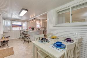 cocina y comedor con mesa y sillas en Butterfly - Cozy Cottage W- Great Downtown Location en Grand Junction