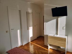 Televízia a/alebo spoločenská miestnosť v ubytovaní La Casa di Elisa