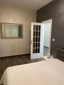 ein Schlafzimmer mit einem weißen Bett und einer Tür in der Unterkunft Home Chiara in Bari