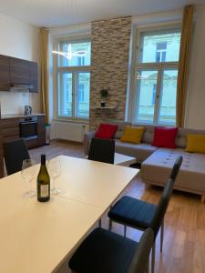 - un salon avec un canapé et une table avec des verres à vin dans l'établissement Designed apartment next to Vaclav square with terrace and private garage, à Prague