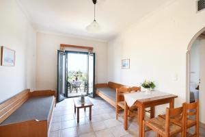 A seating area at Aspri Petra Apartments