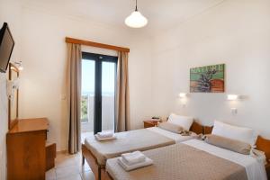 A bed or beds in a room at Aspri Petra Apartments