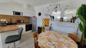 Kuchyňa alebo kuchynka v ubytovaní Apartments Amadea