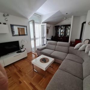 a living room with a couch and a tv at Delux apartman Sue in Split