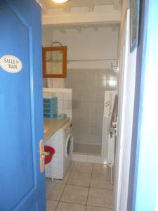 a bathroom with a washer and a washing machine at PROVENCE SOLEIL LUBERON PISCINE in Apt