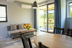 ein Wohnzimmer mit Sofa und Tisch in der Unterkunft Luxury apartment Vodolei in Krapets