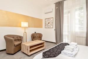 Habitación con cama, mesa y silla en My Way Home en La Spezia