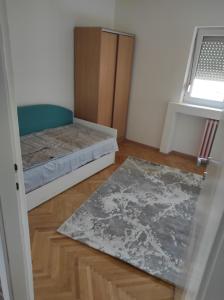Habitación pequeña con cama y ventana en Stan centar en Bitola