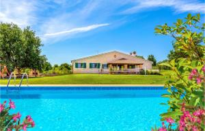 uma casa com piscina em frente a uma casa em Pet Friendly Home In Rovinj With Kitchen em Rovinj