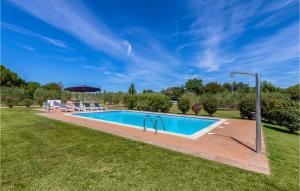 basen na dziedzińcu z krzesłami i parasolem w obiekcie Lovely Home In Rovinj With Wifi w Rovinj +37 zdjęć