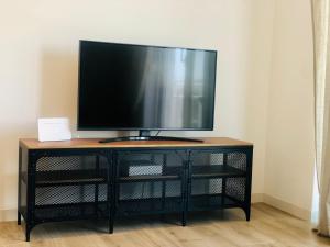 Televízia a/alebo spoločenská miestnosť v ubytovaní Sea & Sun