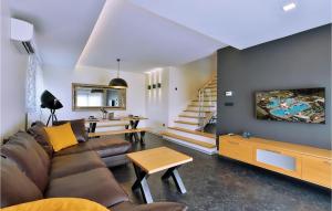 una sala de estar con un sofá y una mesa en Beautiful Home In Sveti Martin Na Muri, en Sveti Martin na Muri