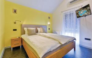 un dormitorio con una cama y una ventana en Beautiful Home In Sveti Martin Na Muri, en Sveti Martin na Muri