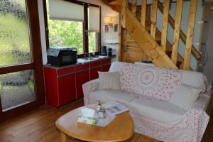 ein Wohnzimmer mit einem Sofa und einem Tisch in der Unterkunft Baumhaus in Imbach