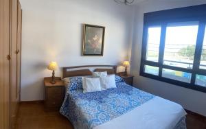 um quarto com uma cama com almofadas e uma janela em Noja Ris - 6039 em Noja