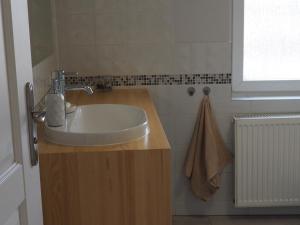 - Baño con lavabo y toalla en Apartament Zamkowa, en Puck