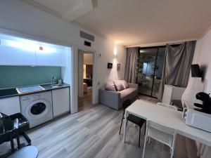 Luxury Apartment with pool view في أديخي: غرفة معيشة مع أريكة وطاولة ومطبخ