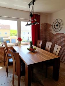 a dining room table with a bowl of fruit on it at Casa del Norte in Brackenheim