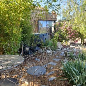 einen Garten mit einem Tisch, Stühlen und Pflanzen in der Unterkunft In casa in Casta