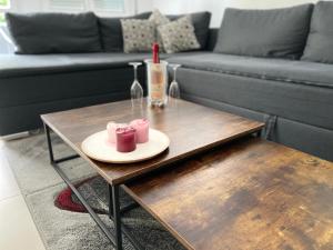 stolik kawowy ze świecami w obiekcie Sonnige Wohnung im Zentrum mit Terrasse u Tiefgarage - Netflix & Prime w Lipsku